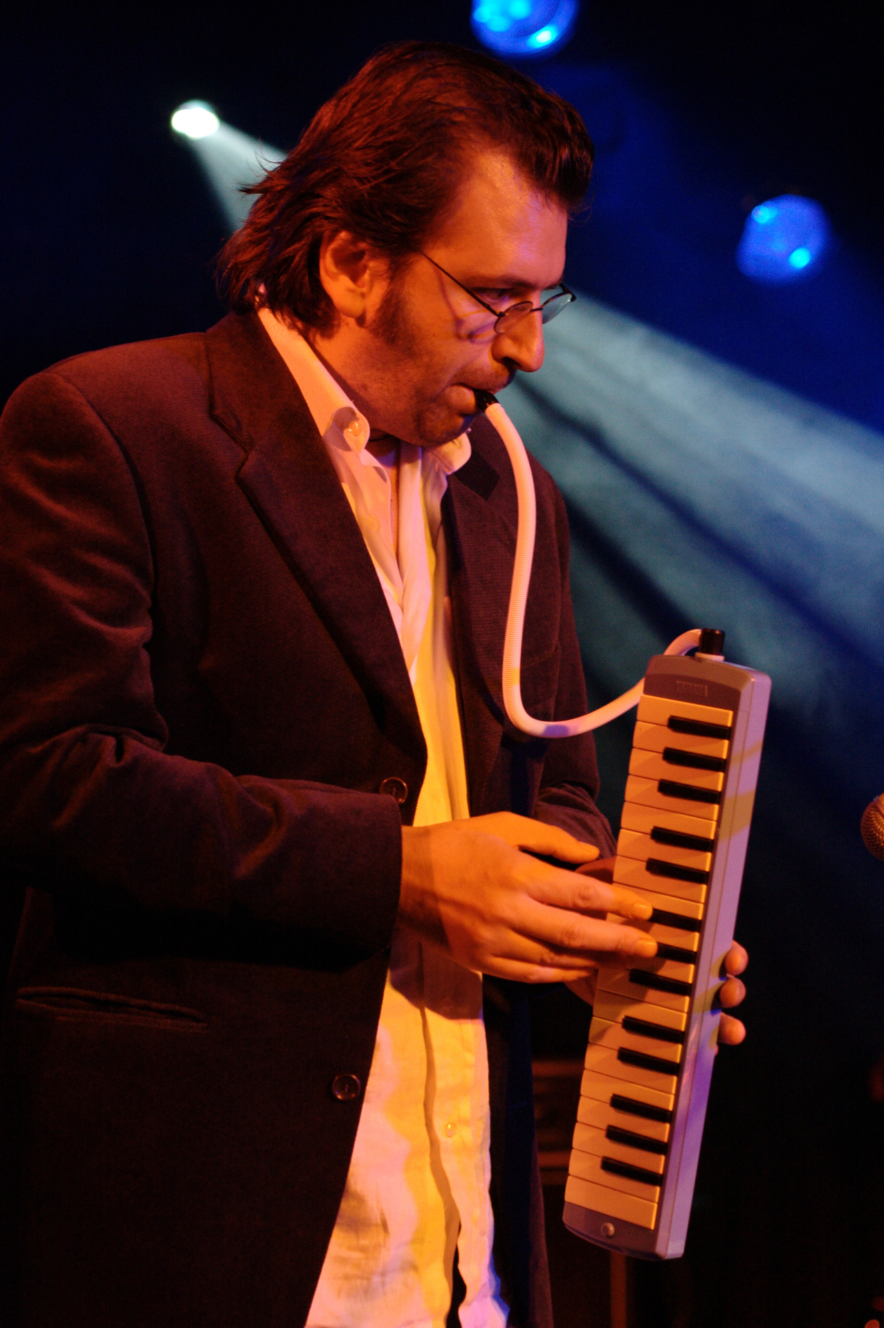 Enrique speelt melodica met een popband