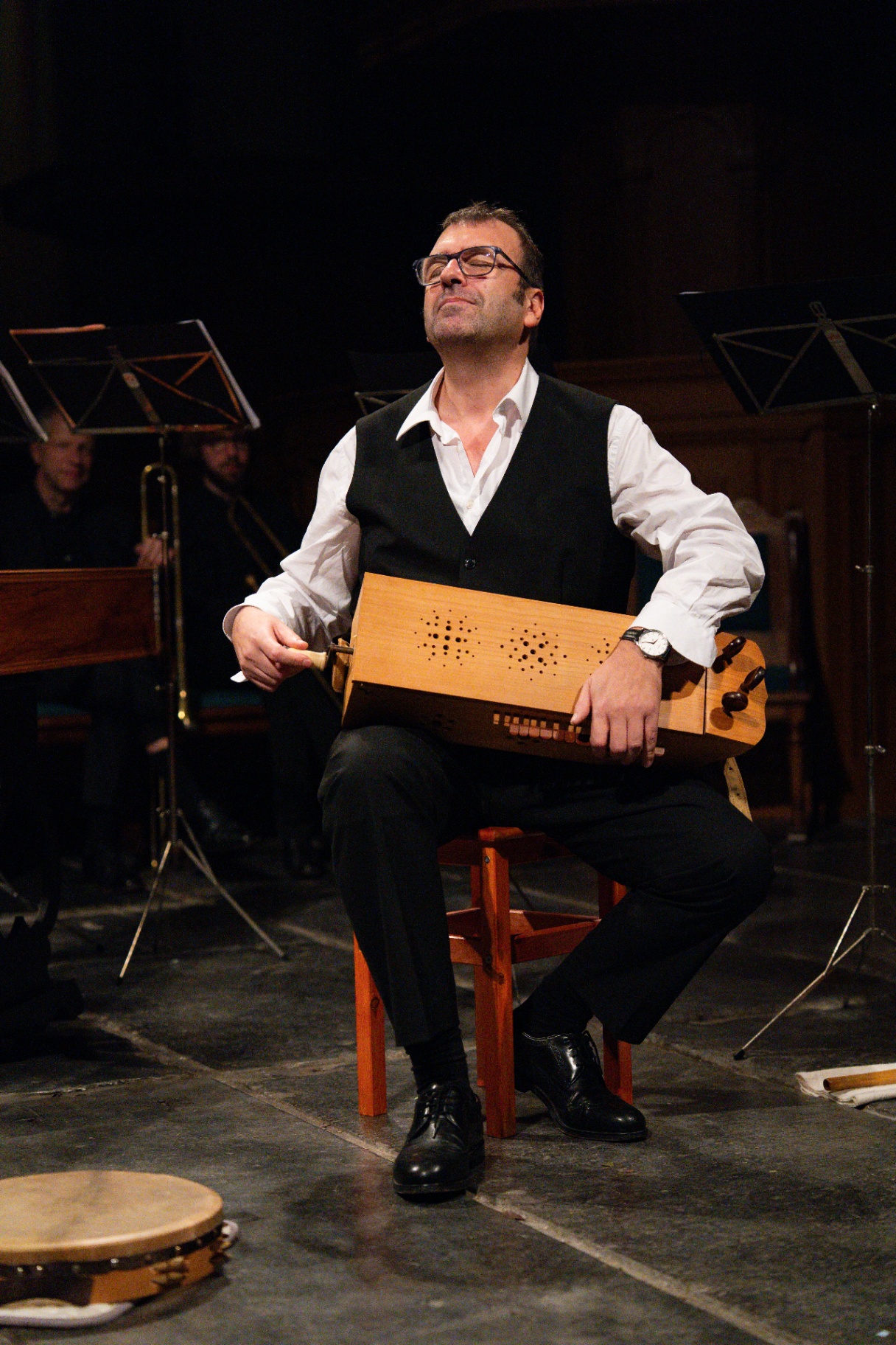 Enrique speelt draailier met een barokensemble