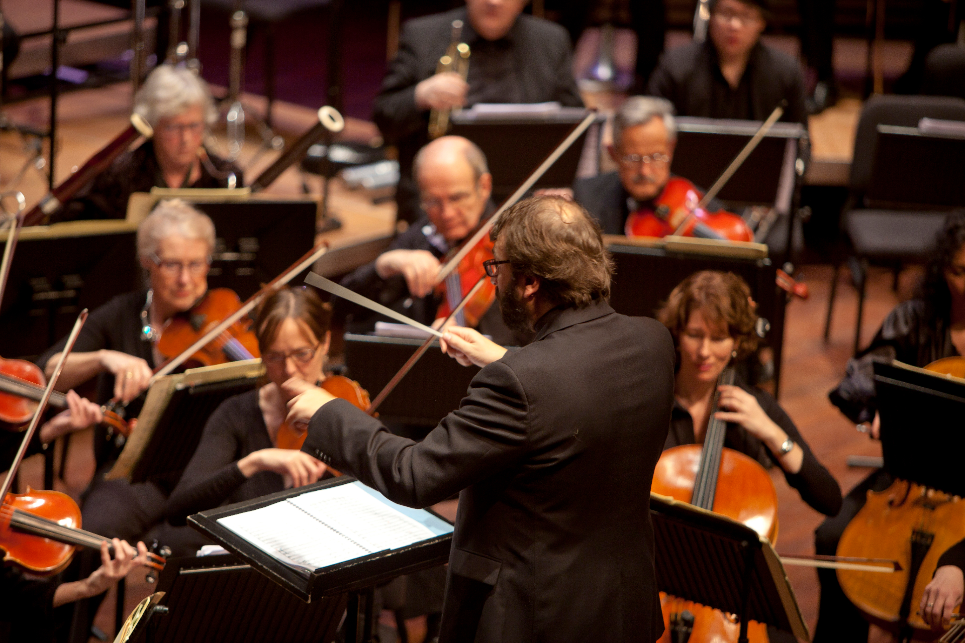Enrique dirigiendo un ensemble desde el clave