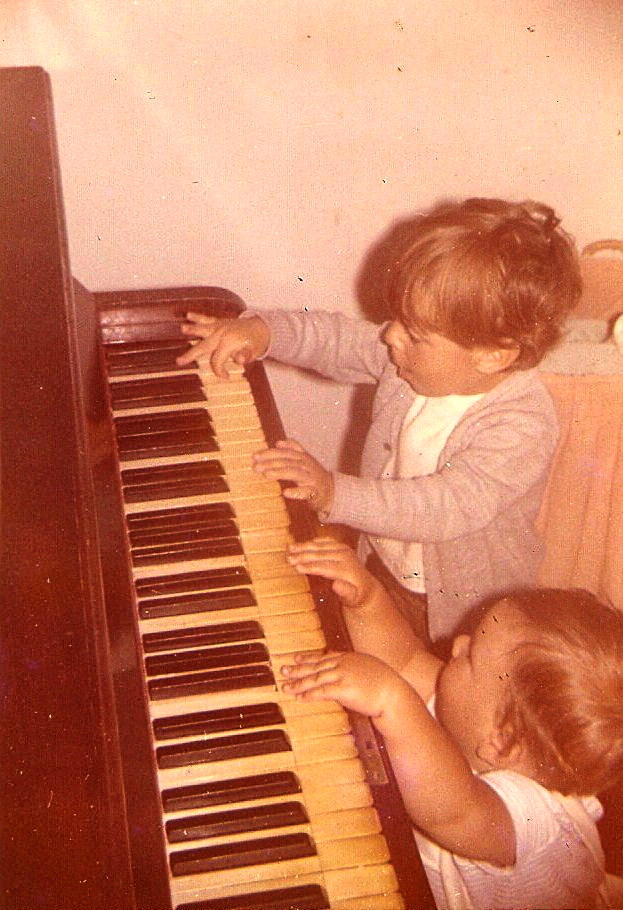 Enrique van kleins af aan al aan de piano